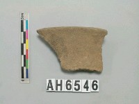 藏品(灰褐色夾砂陶口緣)的圖片